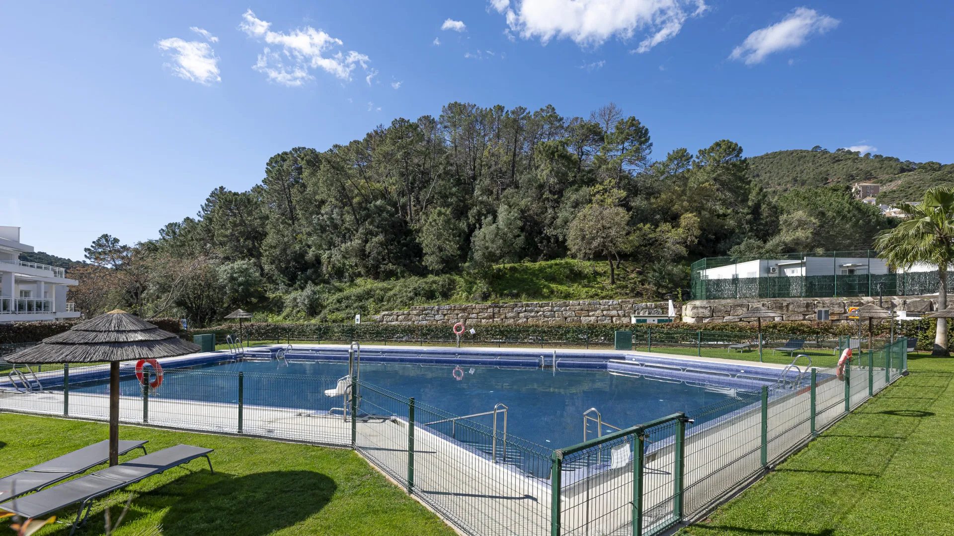 Buy apartment in Benahavis Centro