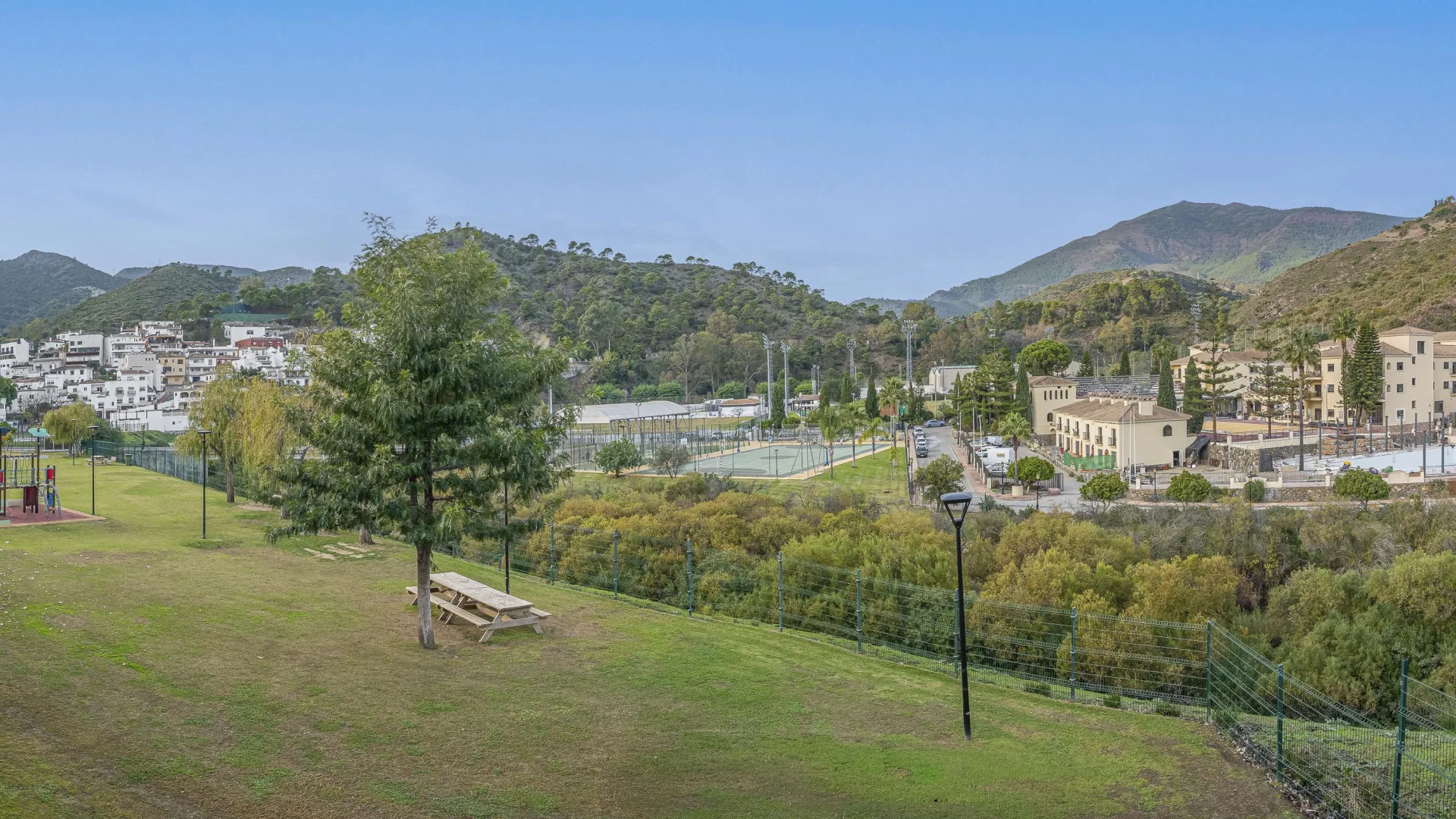 Buy apartment in Benahavis Centro