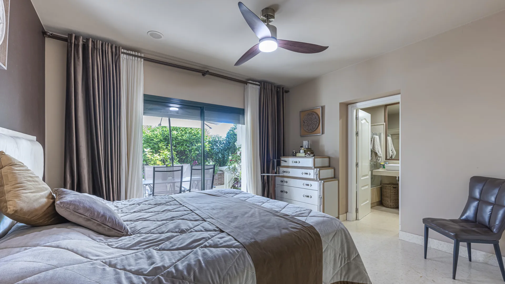 Ground floor apartment with 5 bedrooms for sale in Benahavis