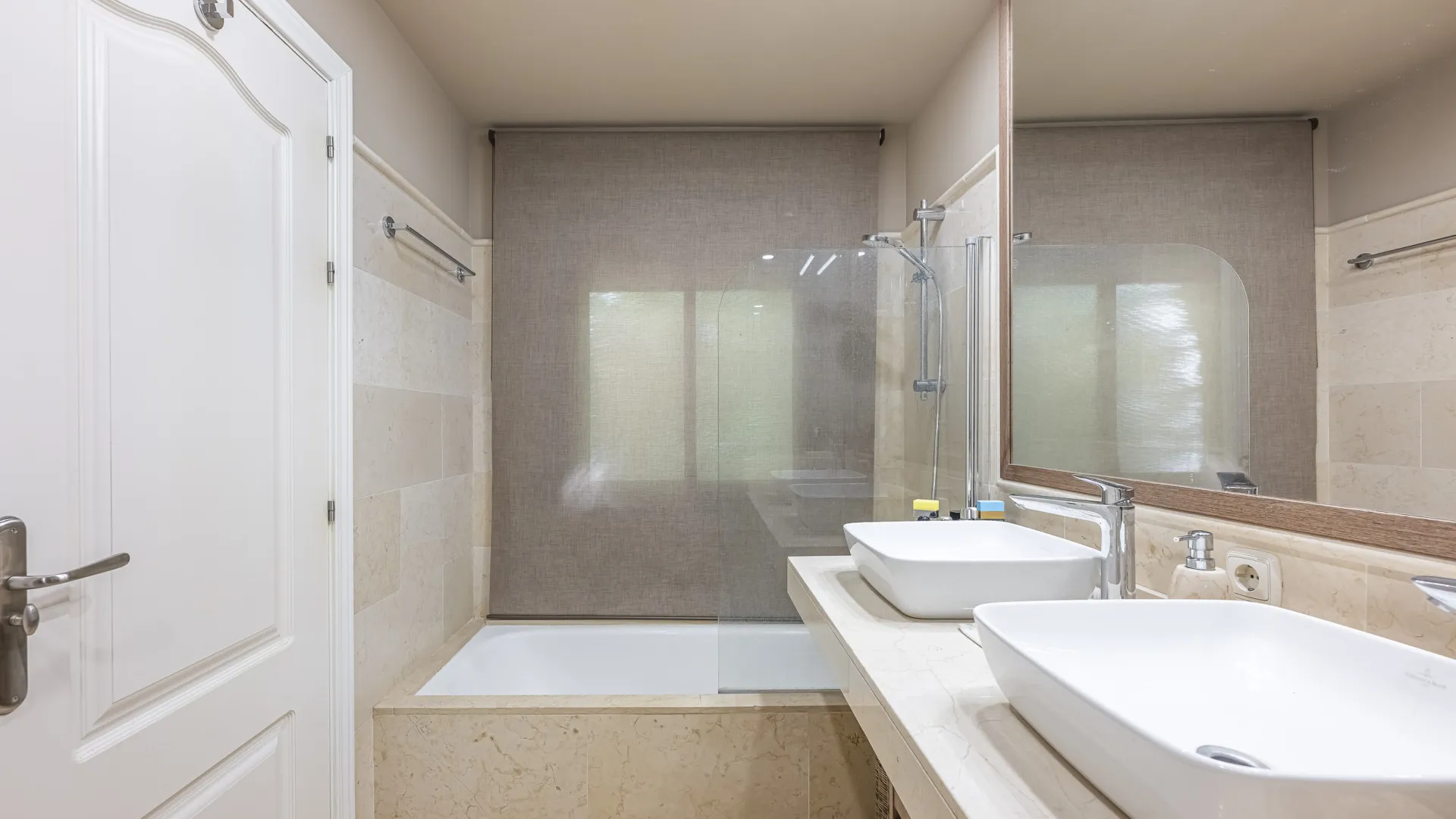 Ground floor apartment with 5 bedrooms for sale in Benahavis