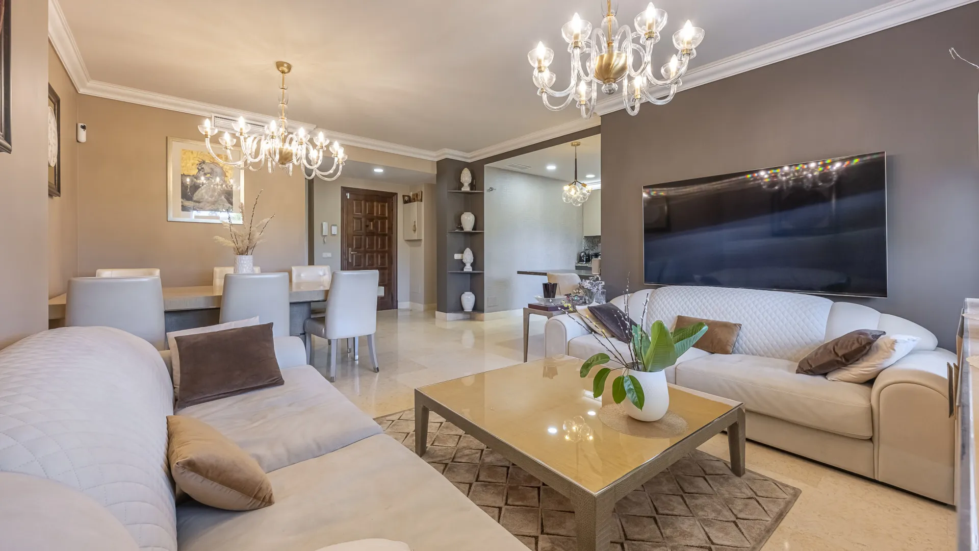 Ground floor apartment with 5 bedrooms for sale in Benahavis