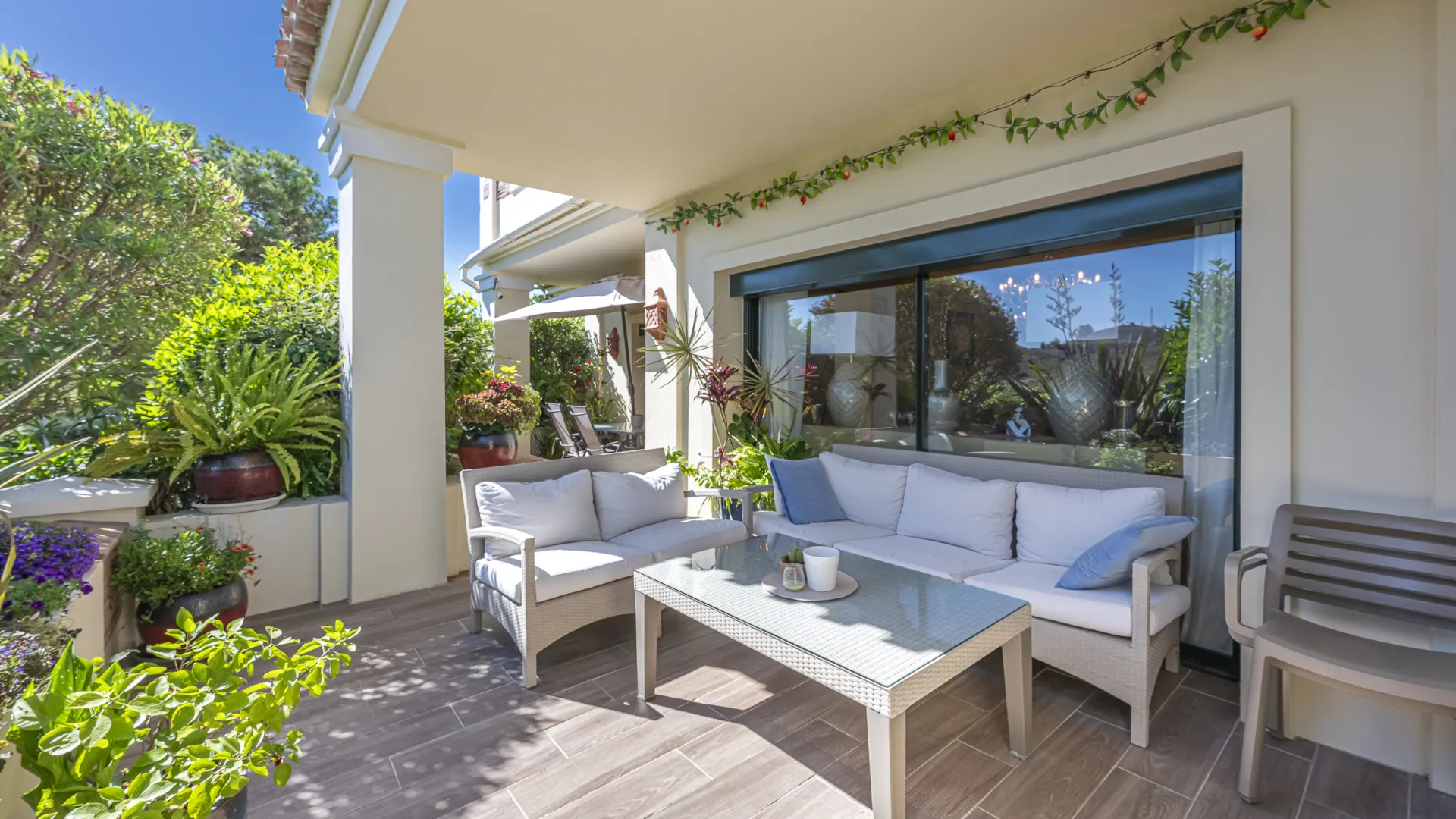 Ground floor apartment with 5 bedrooms for sale in Benahavis