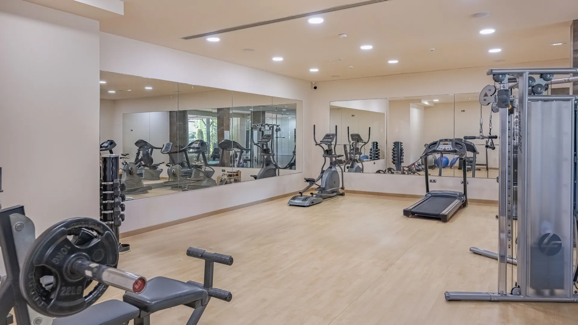 Ground floor apartment with 5 bedrooms for sale in Benahavis