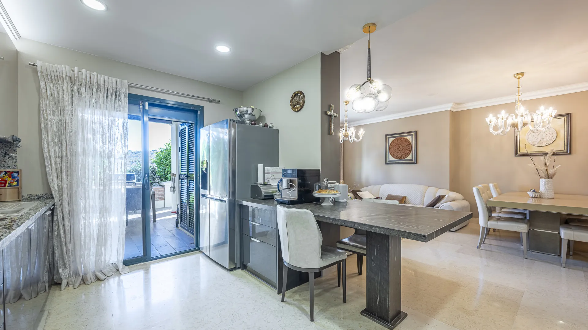 Ground floor apartment with 5 bedrooms for sale in Benahavis