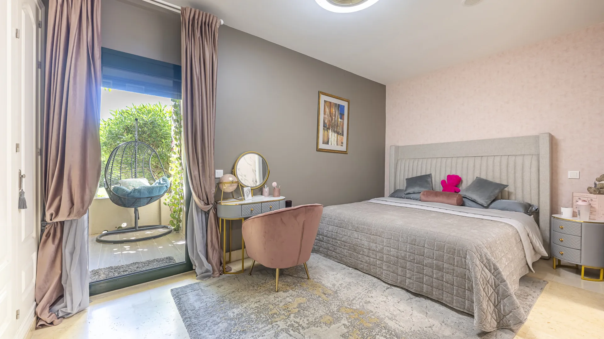 Ground floor apartment with 5 bedrooms for sale in Benahavis