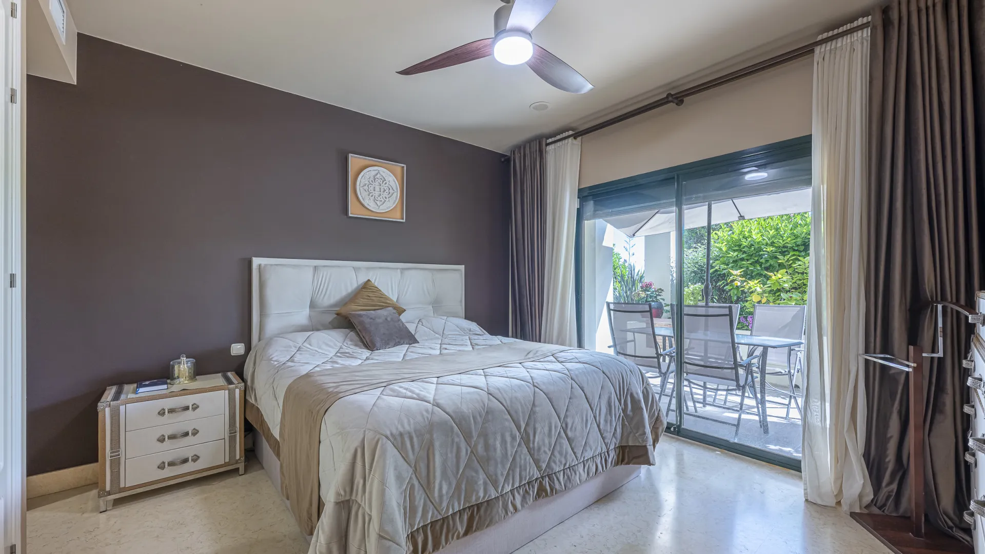 Ground floor apartment with 5 bedrooms for sale in Benahavis