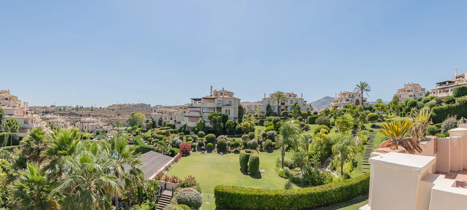 Ground floor apartment with 5 bedrooms for sale in Benahavis