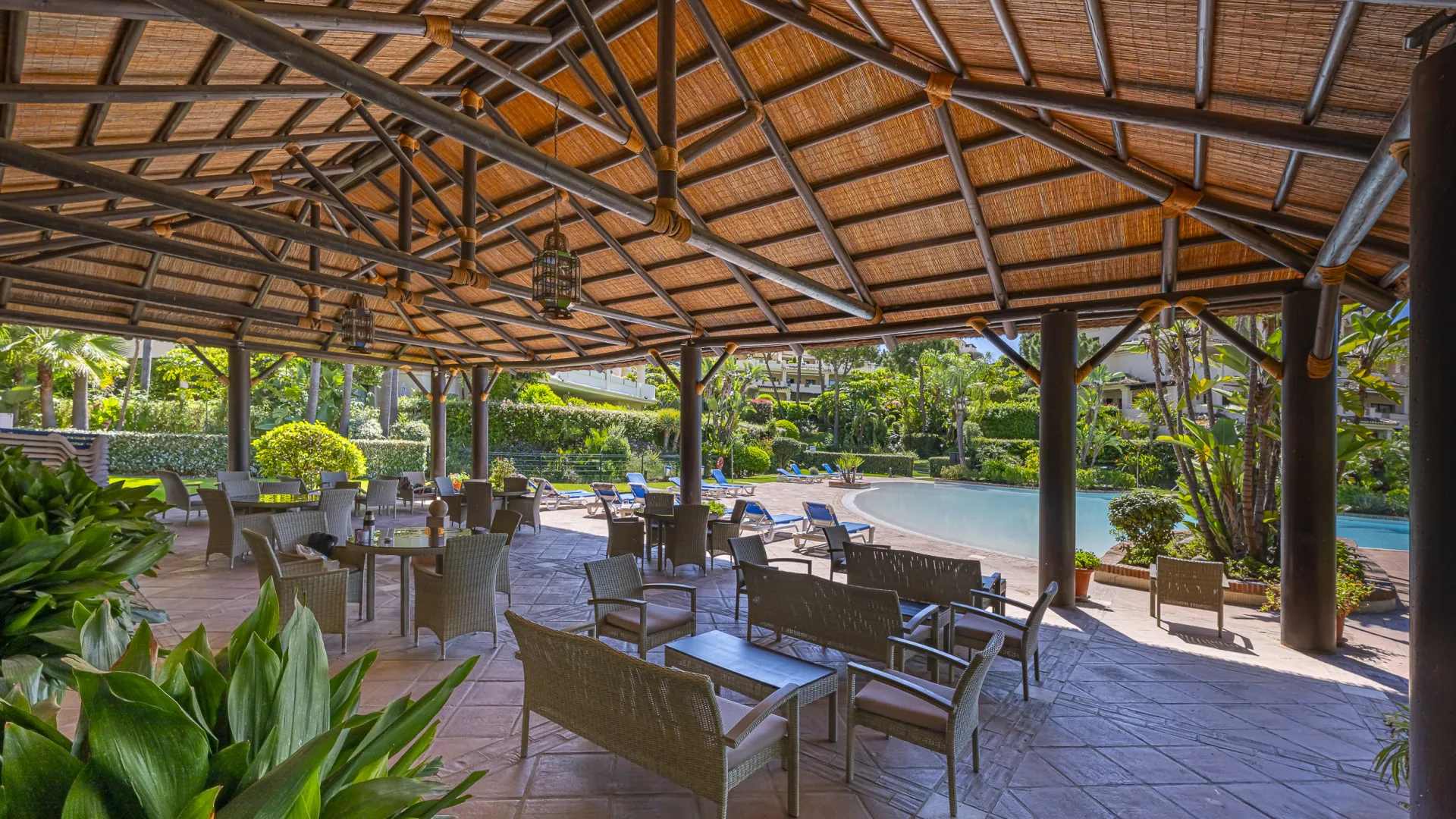 Ground floor apartment with 5 bedrooms for sale in Benahavis