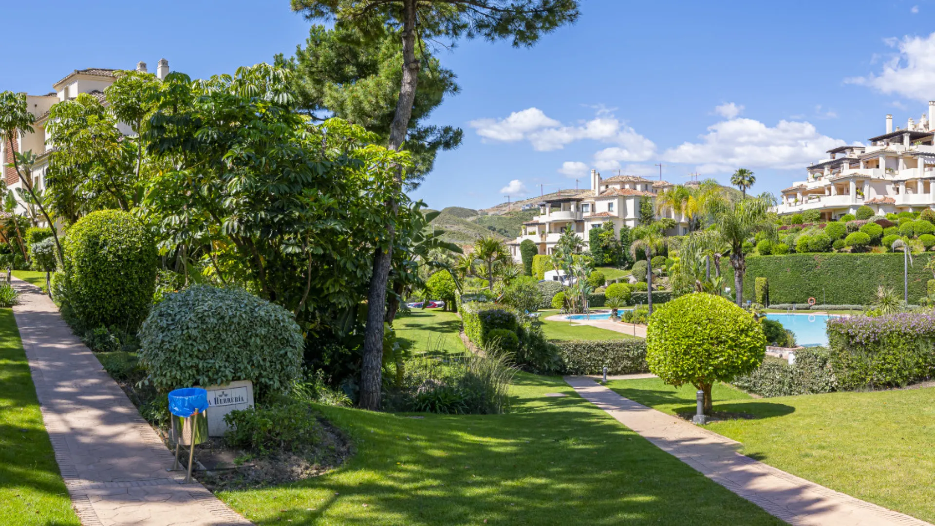 Ground floor apartment with 5 bedrooms for sale in Benahavis