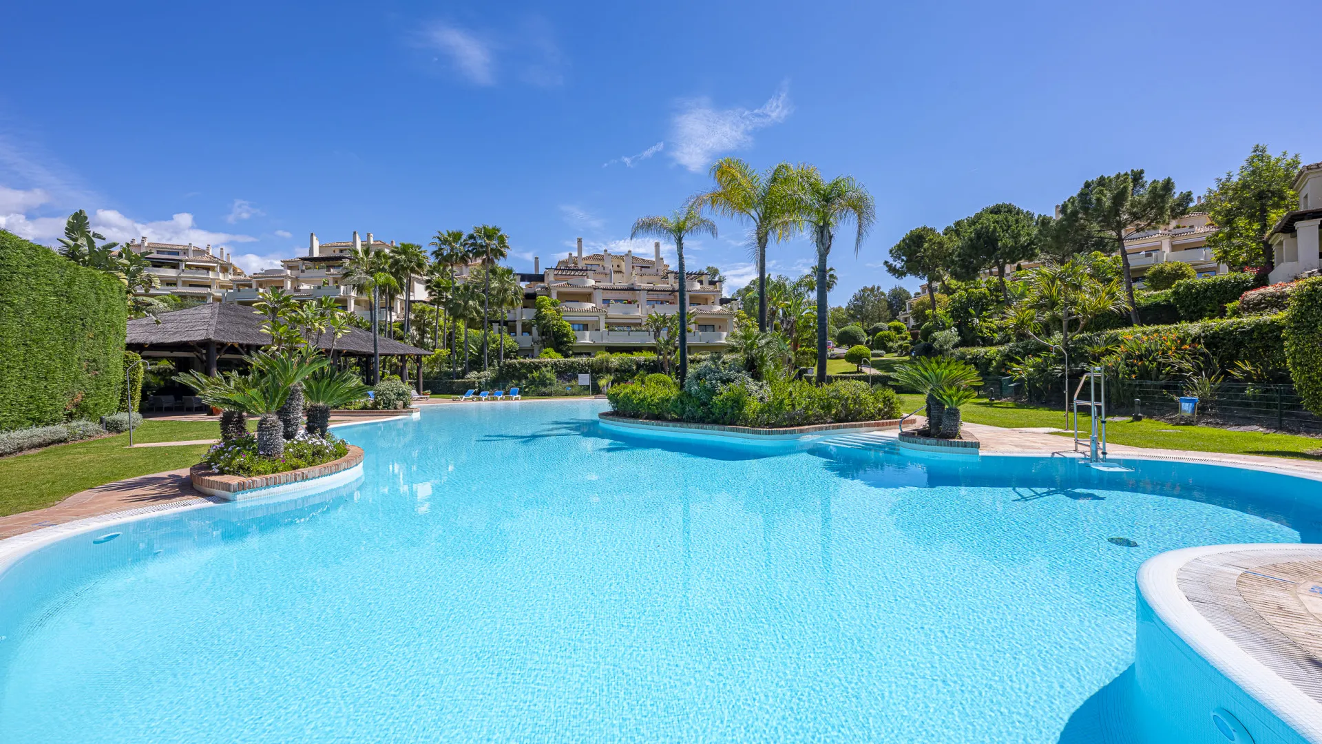Ground floor apartment with 5 bedrooms for sale in Benahavis
