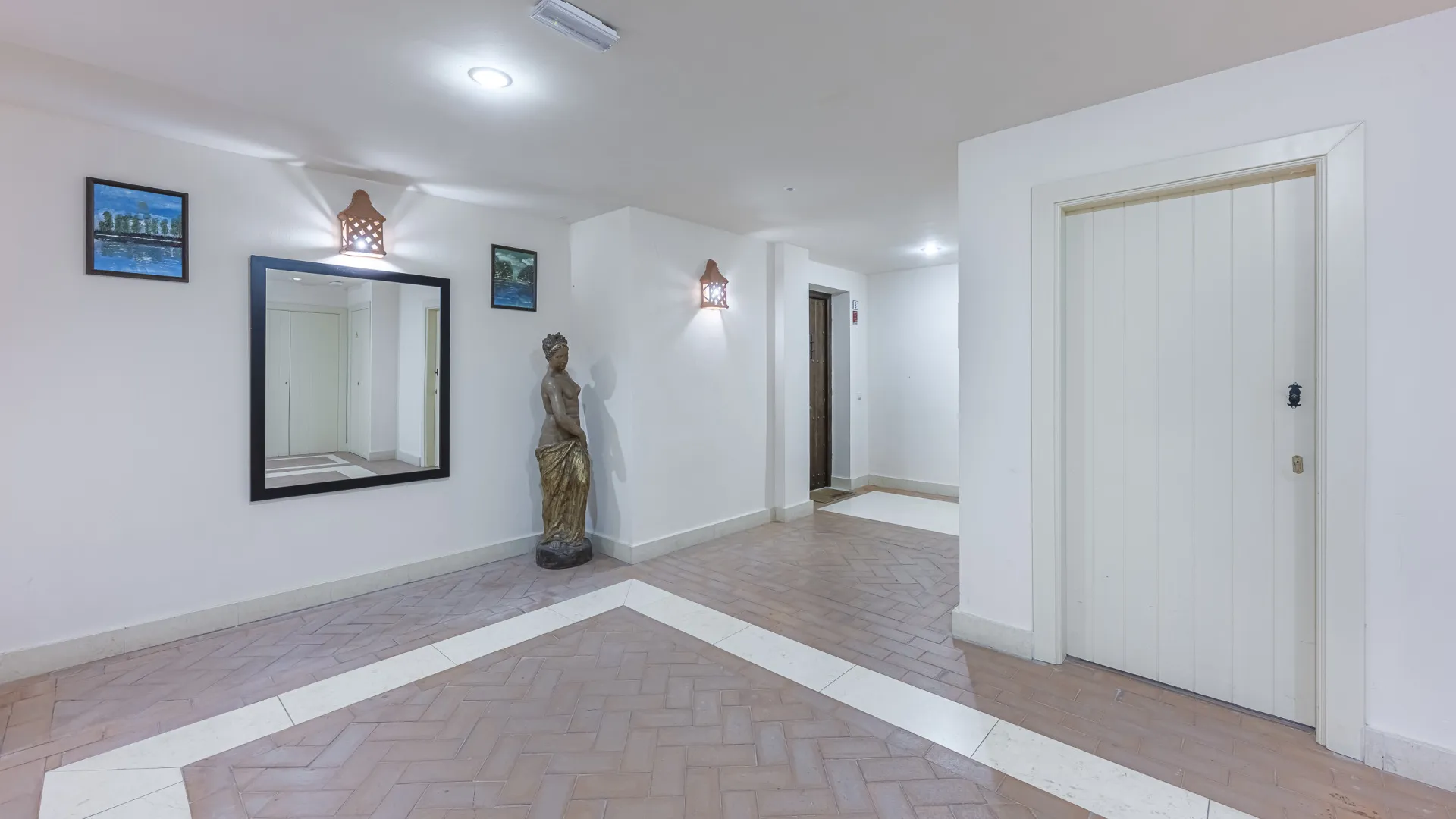 Ground floor apartment with 5 bedrooms for sale in Benahavis