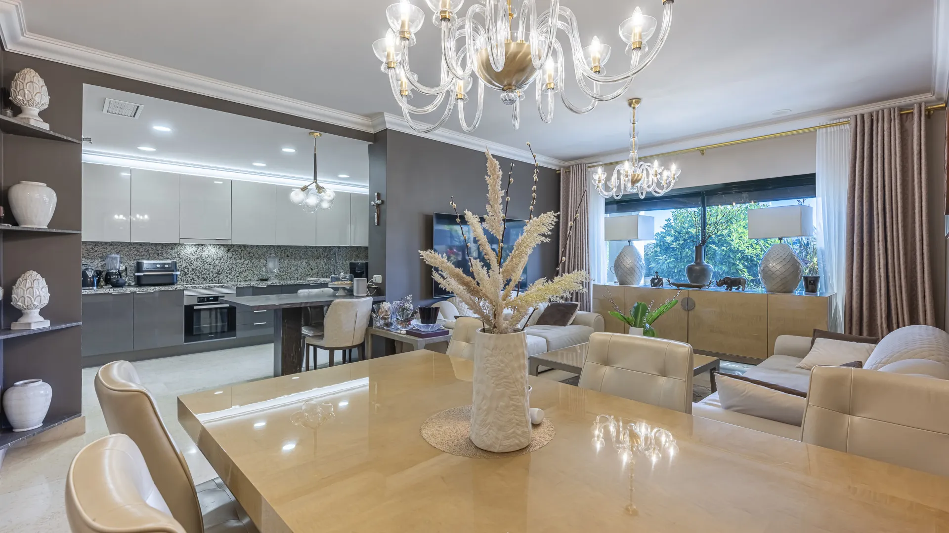 Ground floor apartment with 5 bedrooms for sale in Benahavis