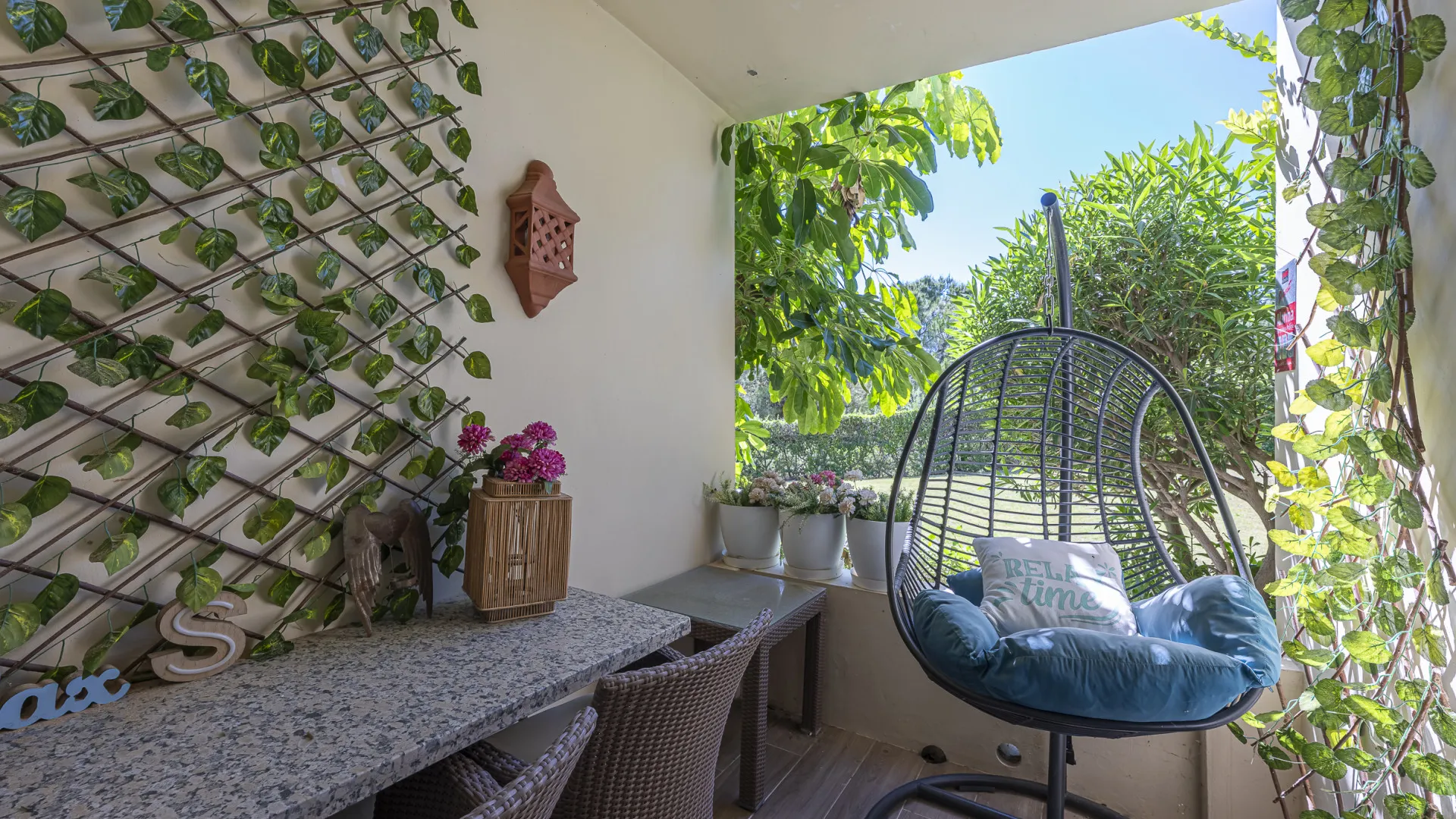 Ground floor apartment with 5 bedrooms for sale in Benahavis