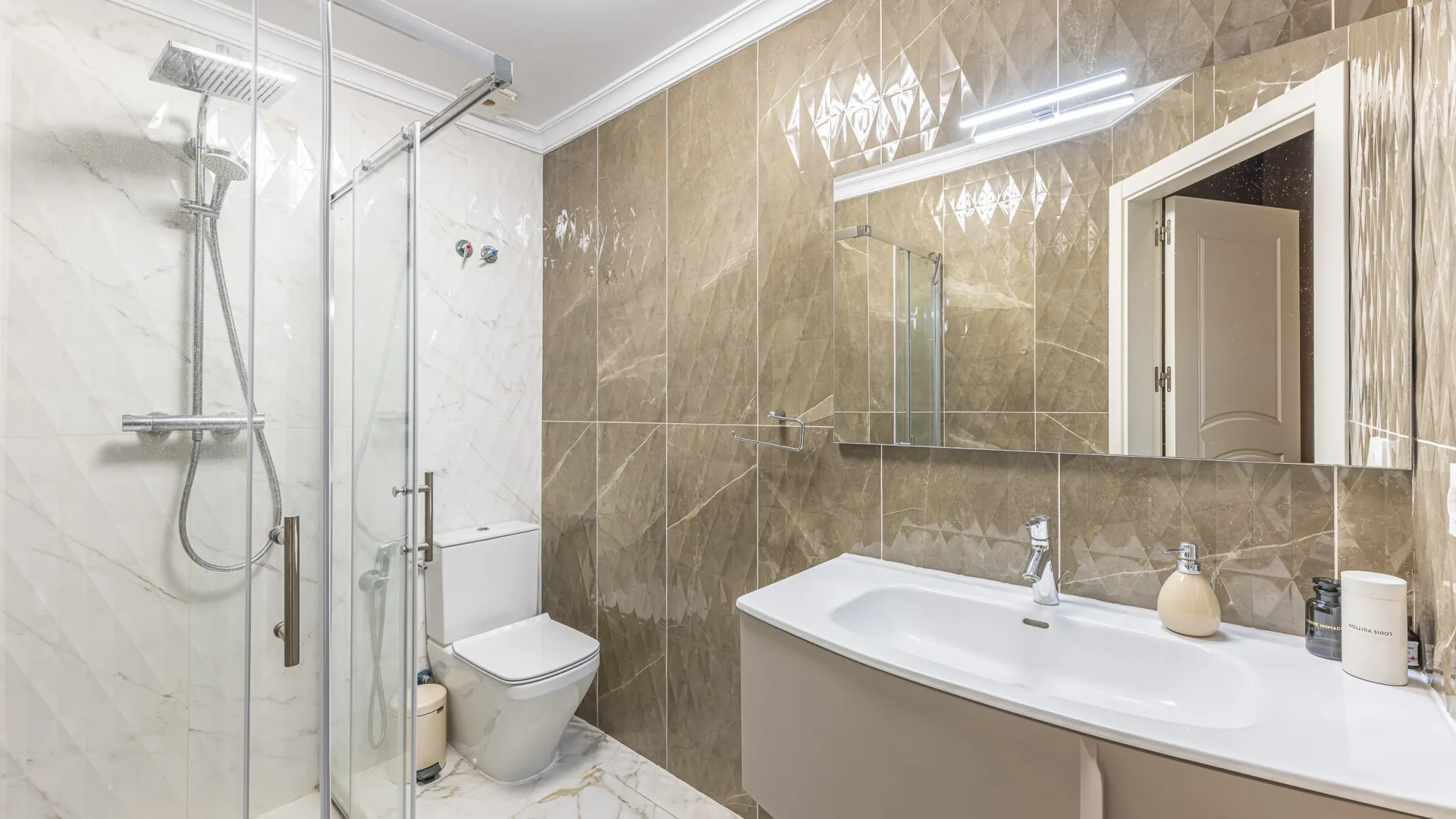 Ground floor apartment with 5 bedrooms for sale in Benahavis