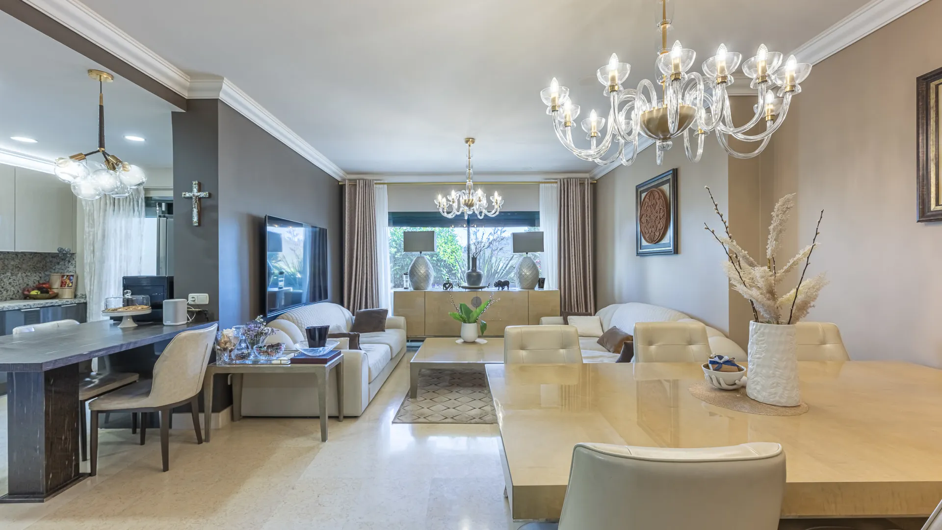 Ground floor apartment with 5 bedrooms for sale in Benahavis