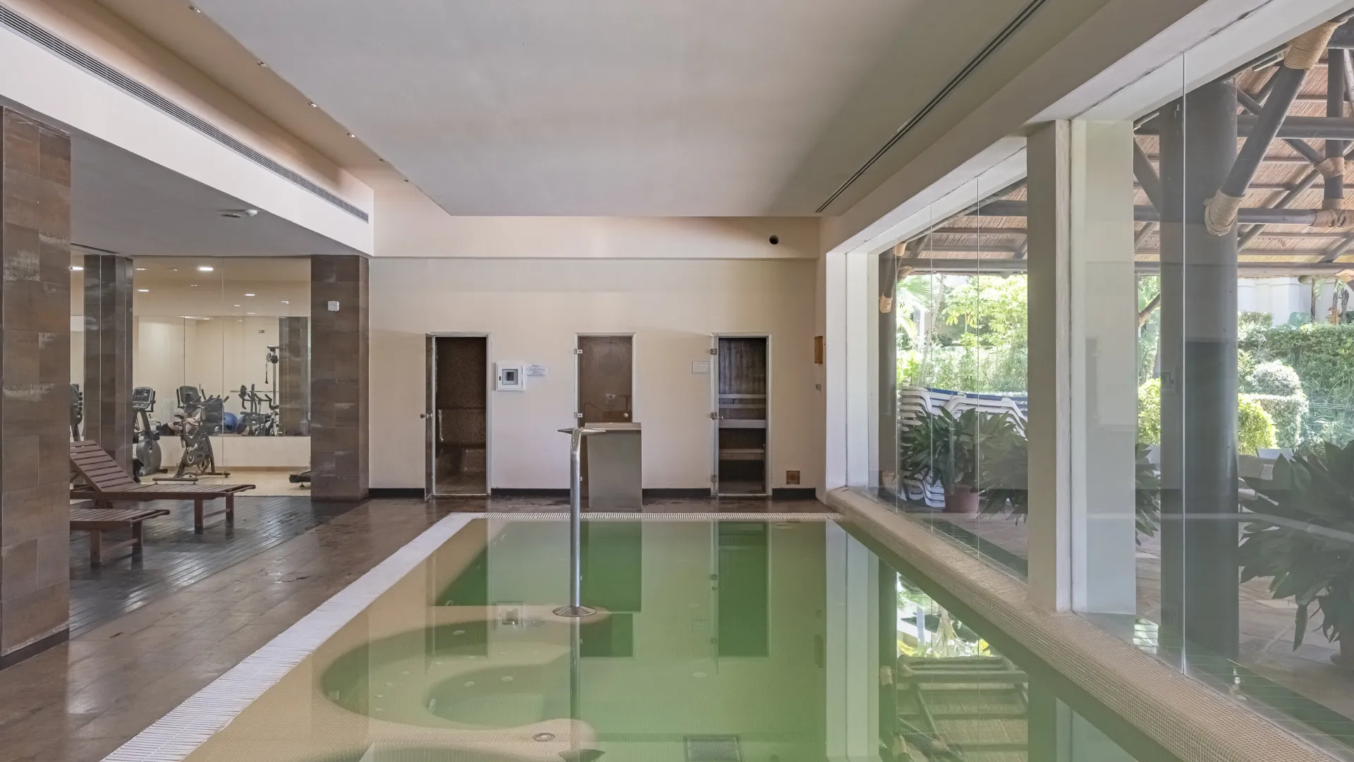 Ground floor apartment with 5 bedrooms for sale in Benahavis