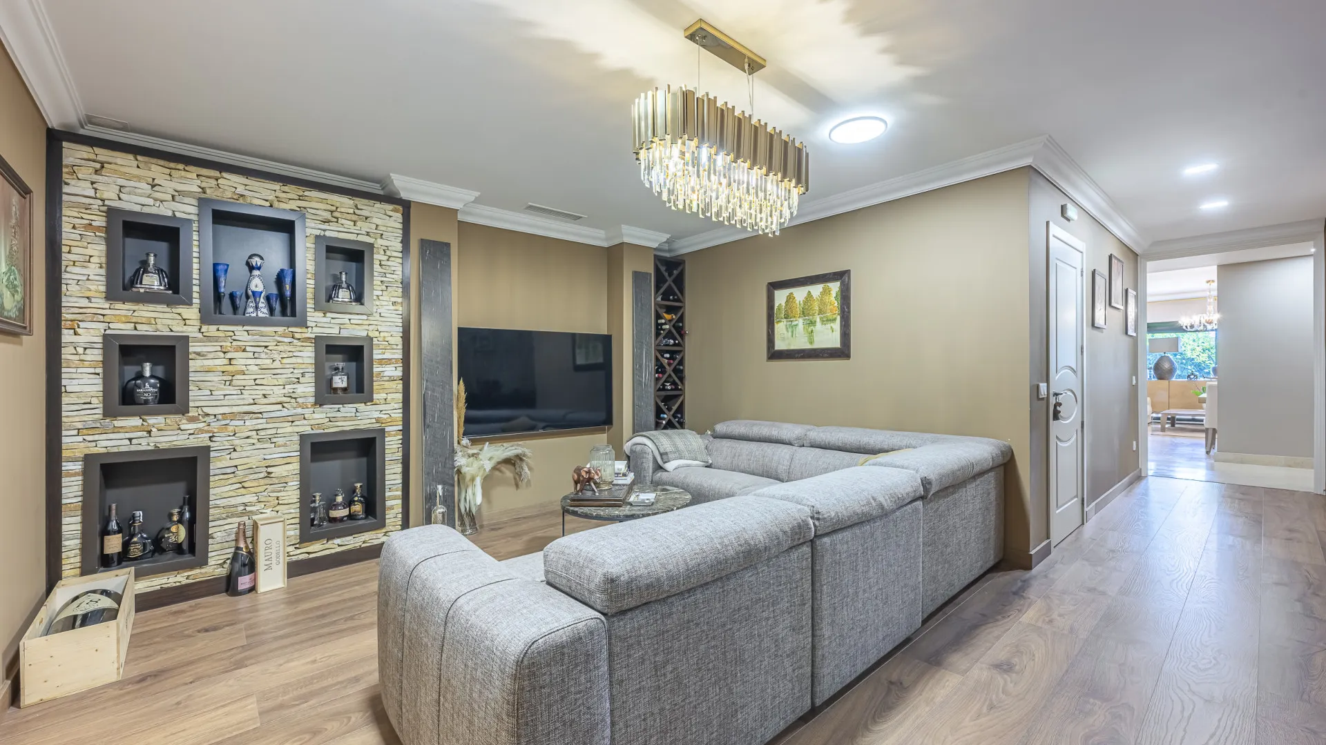 Ground floor apartment with 5 bedrooms for sale in Benahavis