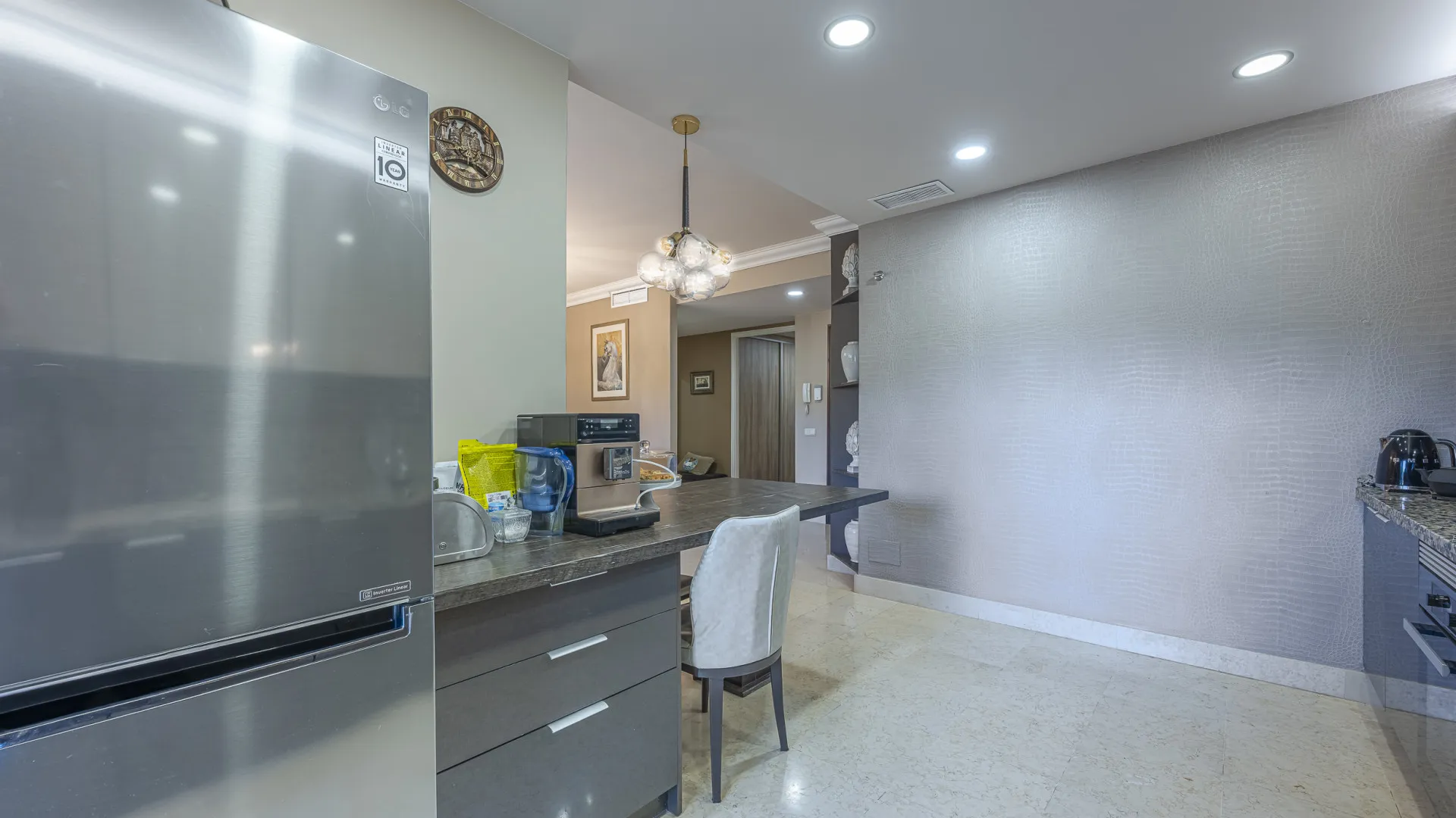 Ground floor apartment with 5 bedrooms for sale in Benahavis