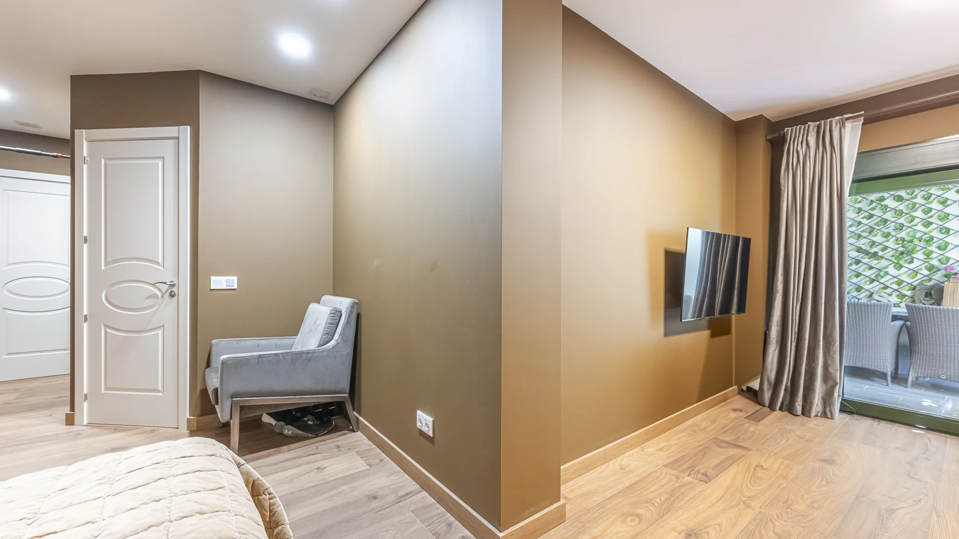 Ground floor apartment with 5 bedrooms for sale in Benahavis