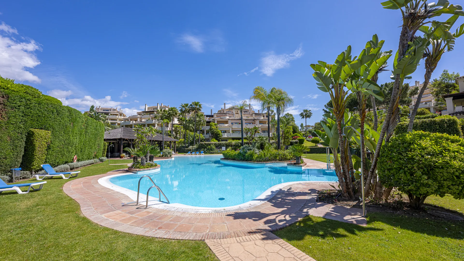 Ground floor apartment with 5 bedrooms for sale in Benahavis