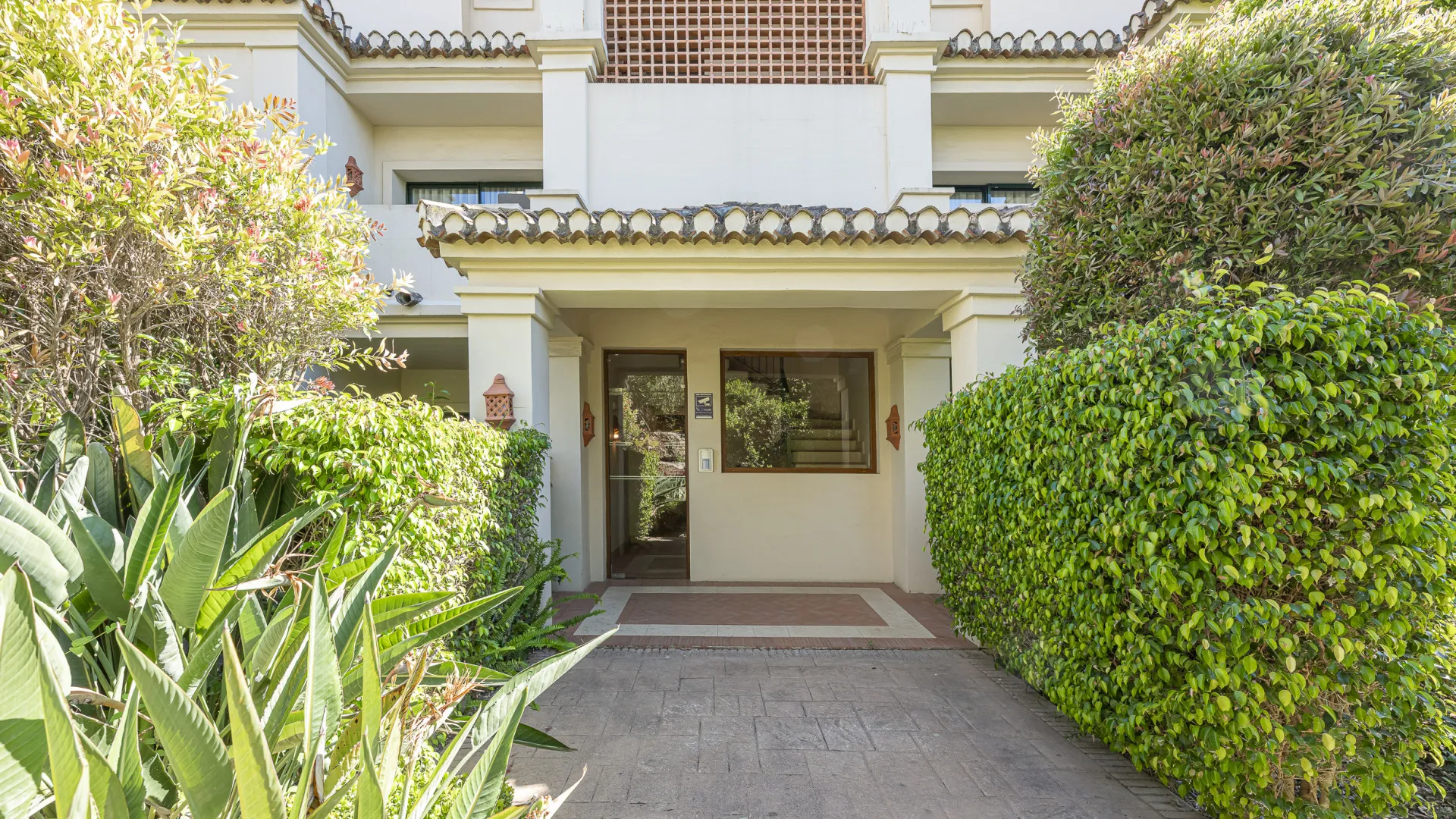 Ground floor apartment with 5 bedrooms for sale in Benahavis