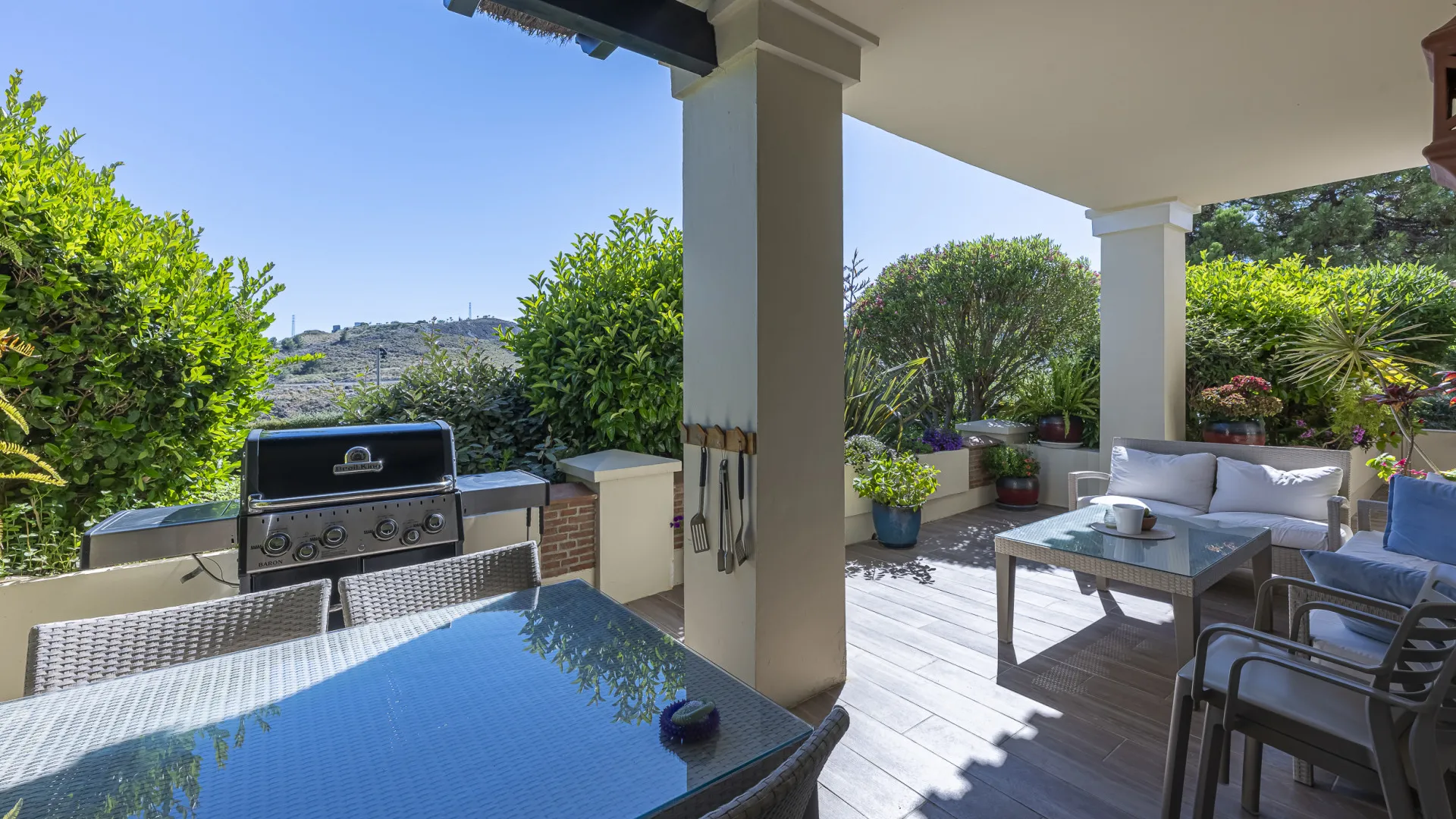 Ground floor apartment with 5 bedrooms for sale in Benahavis