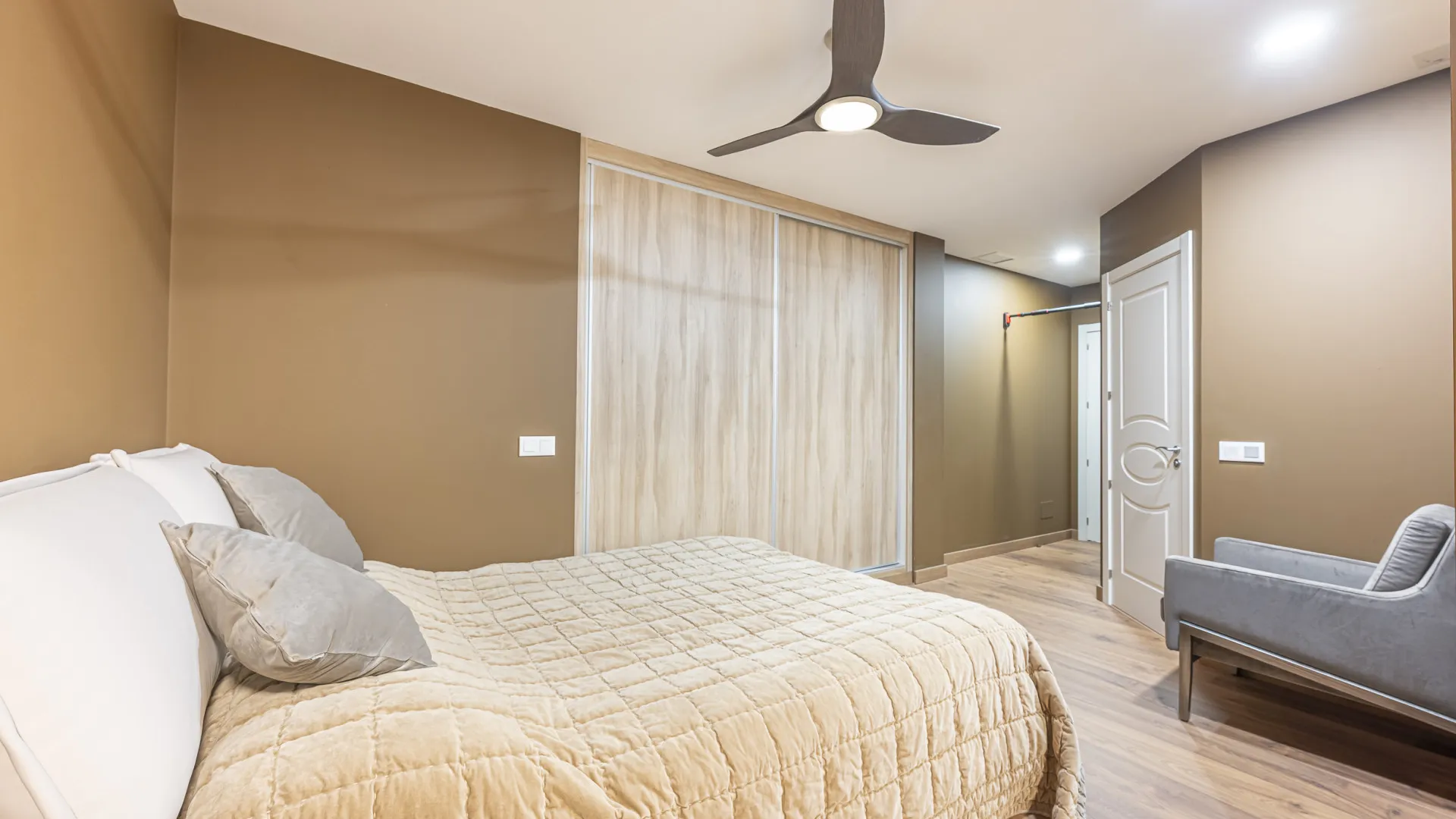 Ground floor apartment with 5 bedrooms for sale in Benahavis