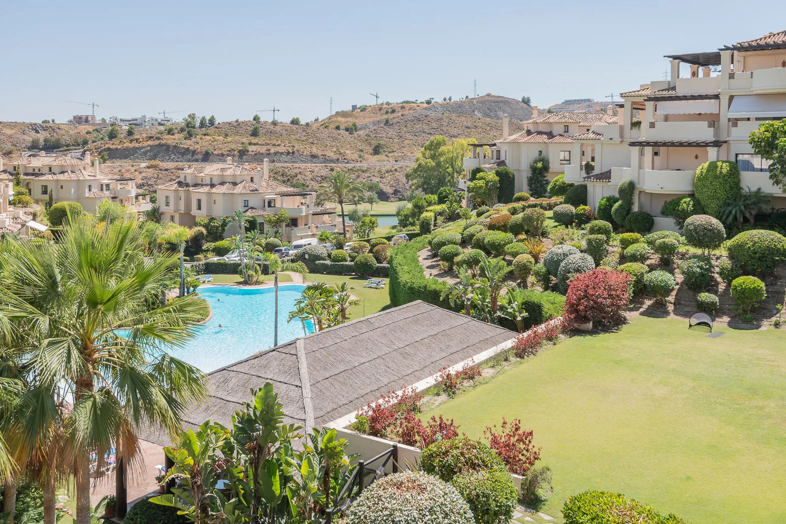 Ground floor apartment with 5 bedrooms for sale in Benahavis