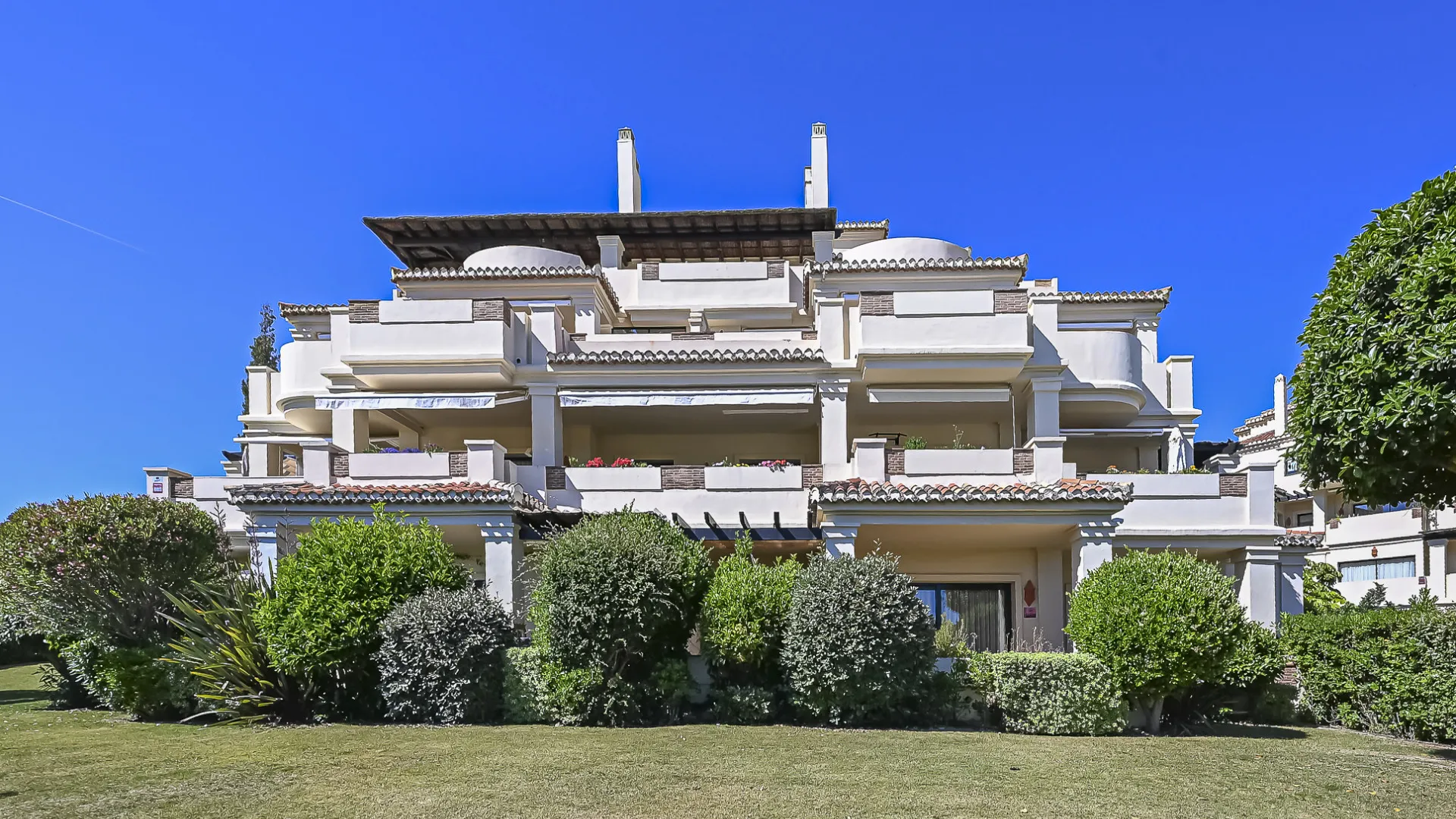 Ground floor apartment with 5 bedrooms for sale in Benahavis