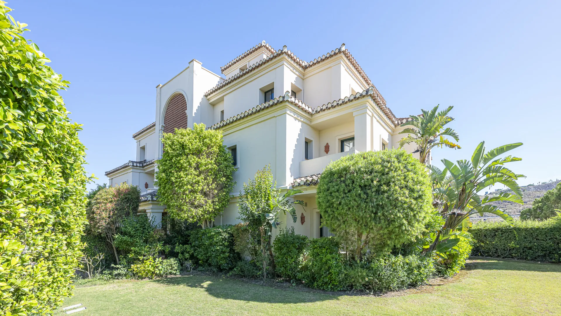 Ground floor apartment with 5 bedrooms for sale in Benahavis