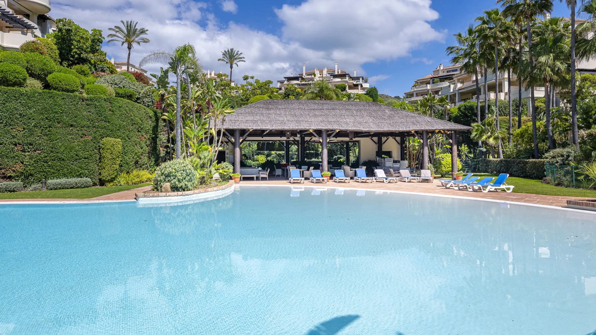Ground floor apartment with 5 bedrooms for sale in Benahavis