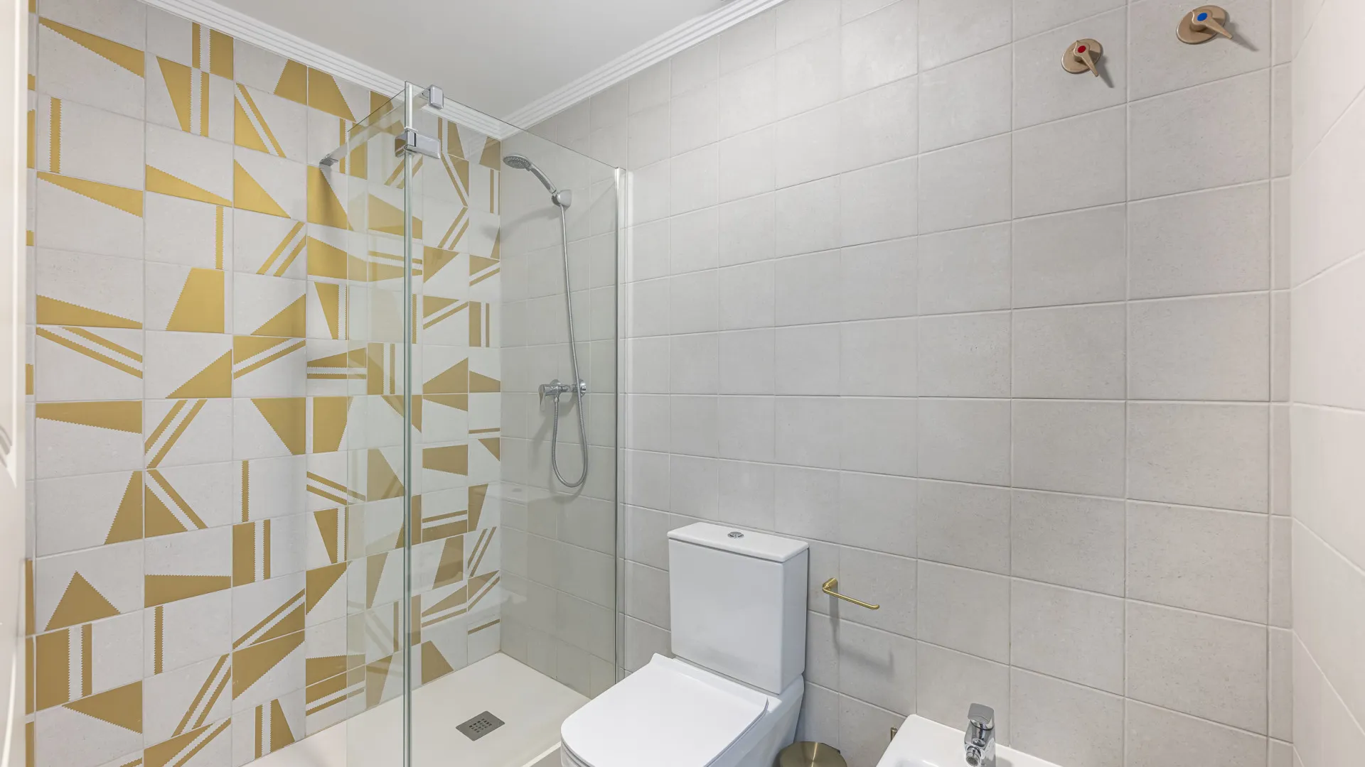 Ground floor apartment with 5 bedrooms for sale in Benahavis