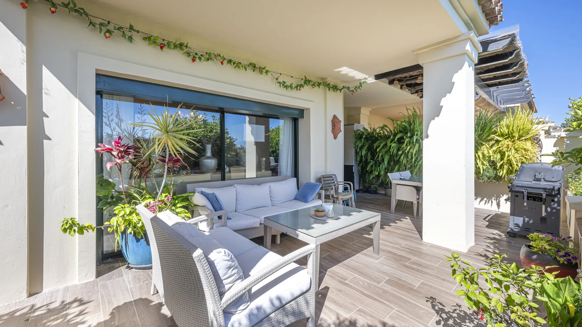 Ground floor apartment with 5 bedrooms for sale in Benahavis
