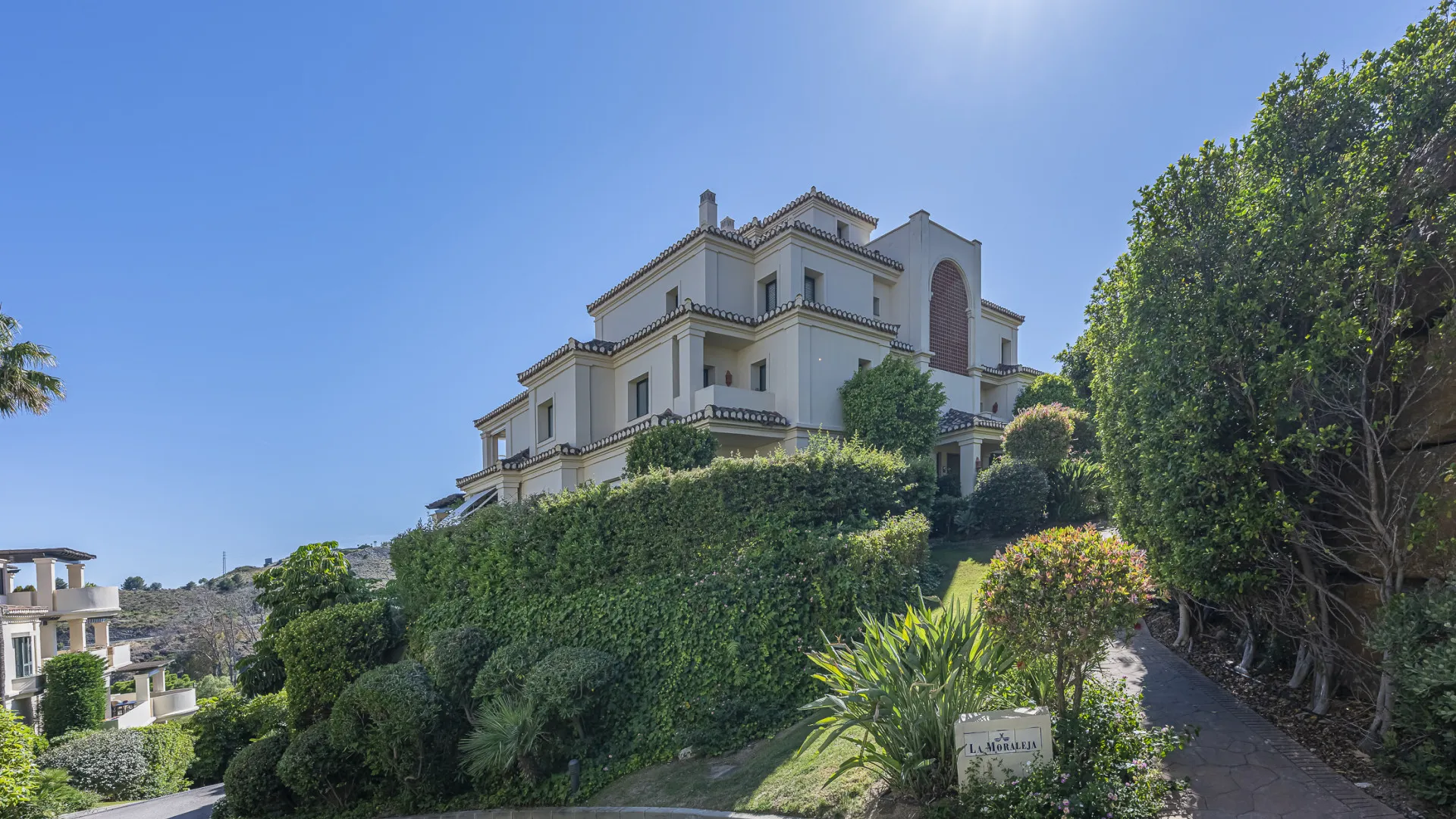 Ground floor apartment with 5 bedrooms for sale in Benahavis
