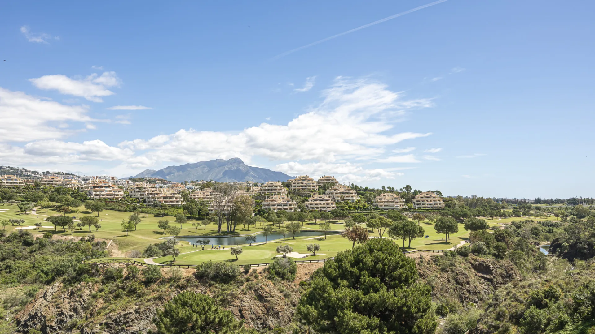 Ground floor apartment with 5 bedrooms for sale in Benahavis