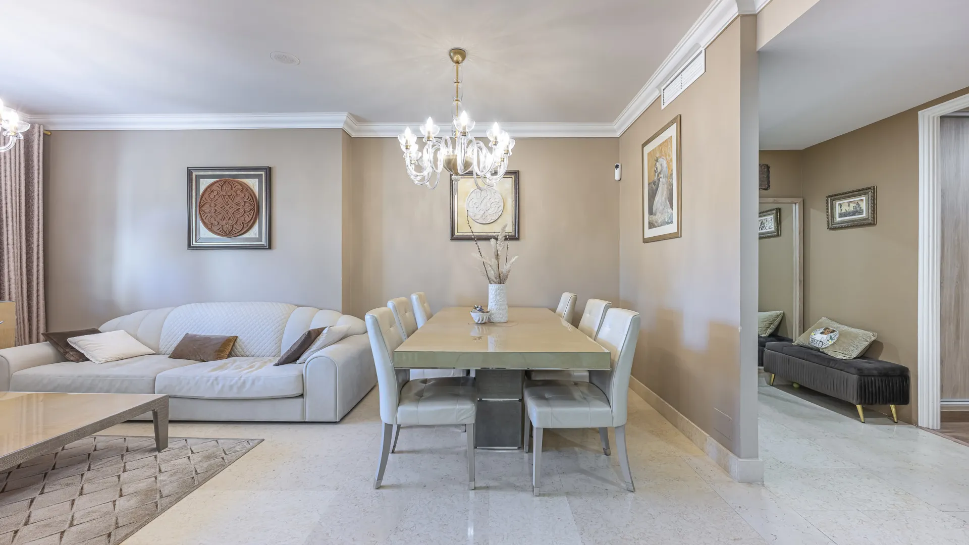 Ground floor apartment with 5 bedrooms for sale in Benahavis