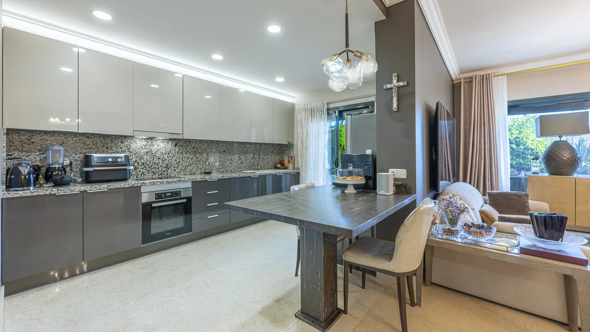 Ground floor apartment with 5 bedrooms for sale in Benahavis