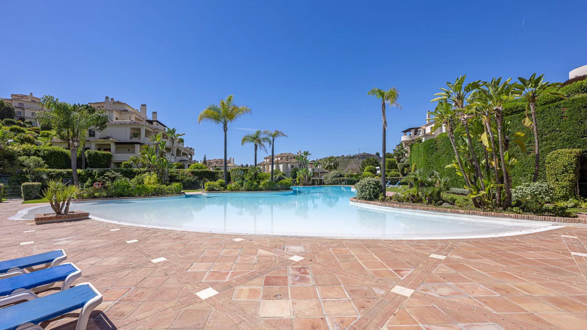 Ground floor apartment with 5 bedrooms for sale in Benahavis