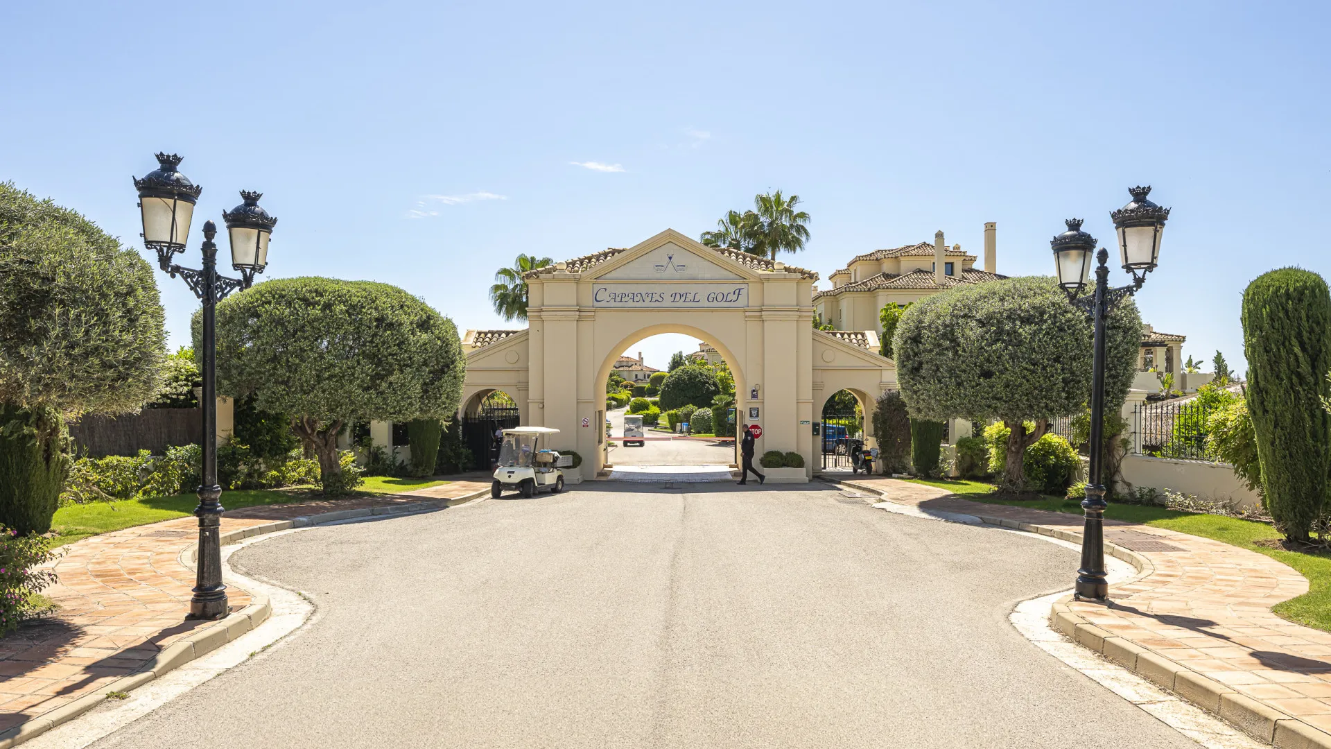 Ground floor apartment with 5 bedrooms for sale in Benahavis