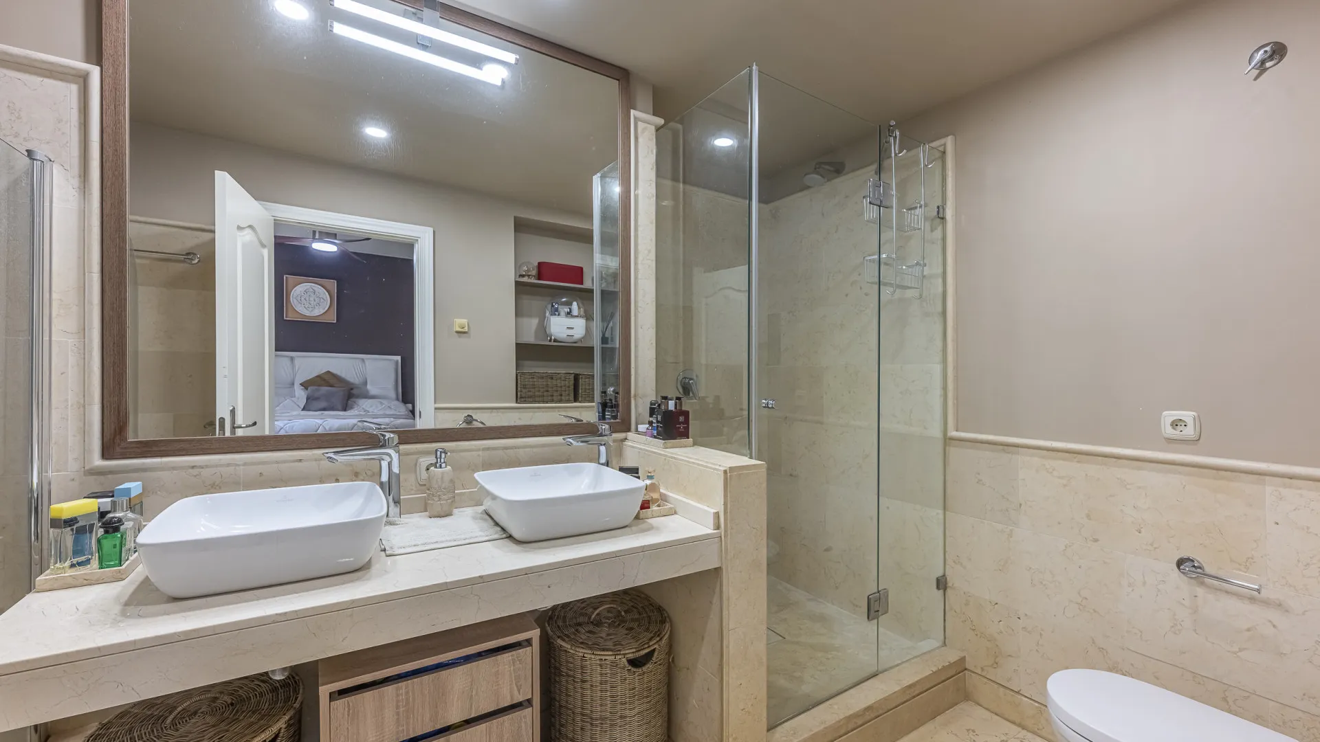 Ground floor apartment with 5 bedrooms for sale in Benahavis