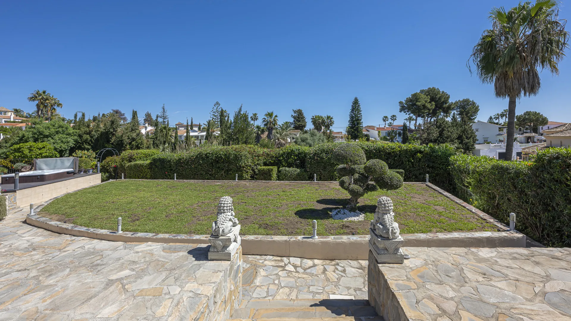 Estepona 6 bedrooms villa for sale