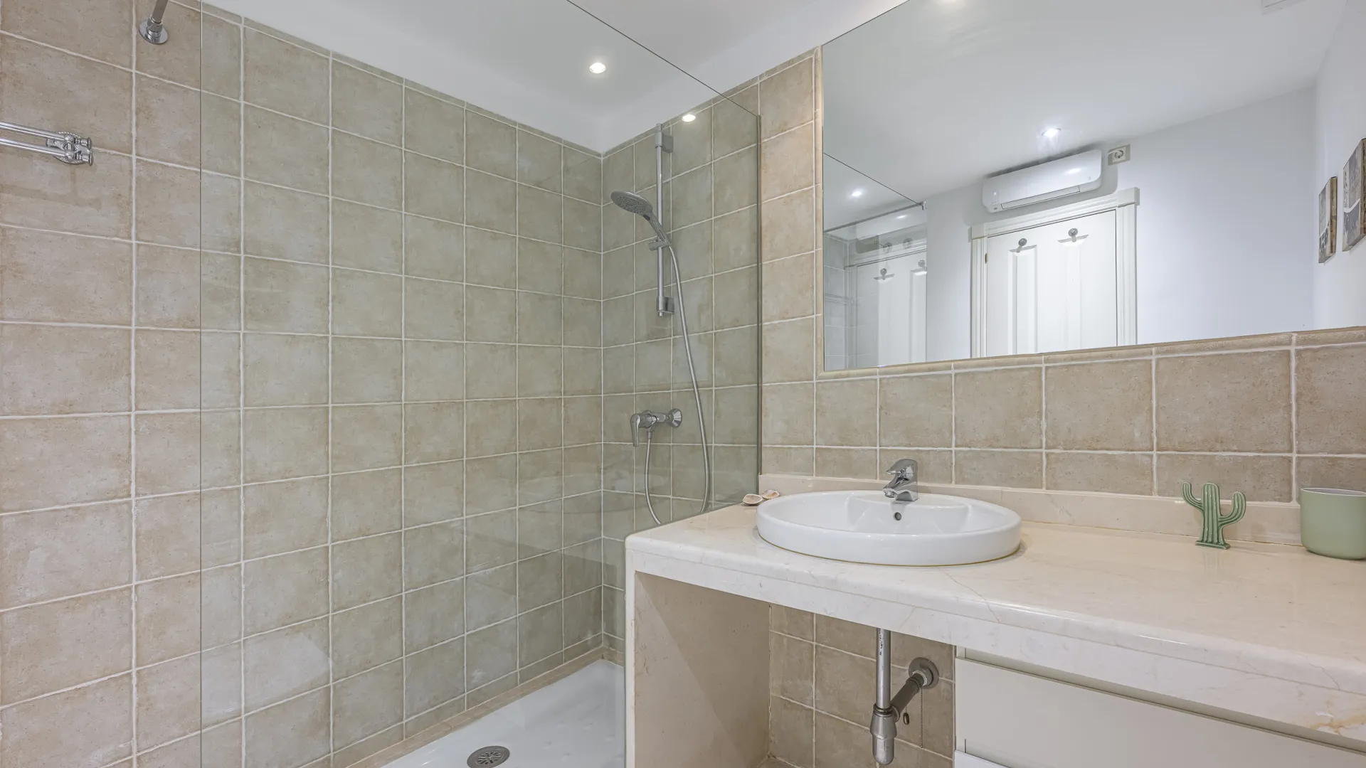 Buenas Noches 2 bedrooms ground floor apartment for sale