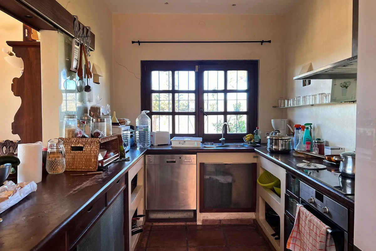 Buy Estepona 4 bedrooms villa