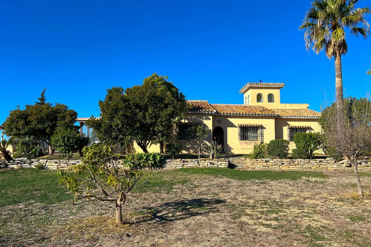 Buy Estepona 4 bedrooms villa