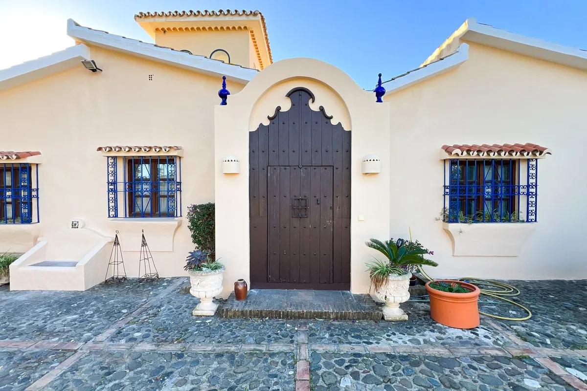 Buy Estepona 4 bedrooms villa