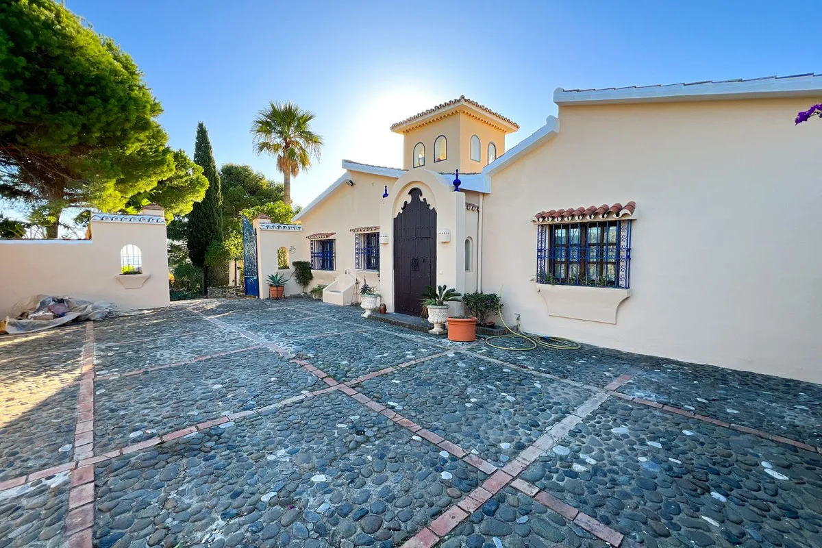 Buy Estepona 4 bedrooms villa