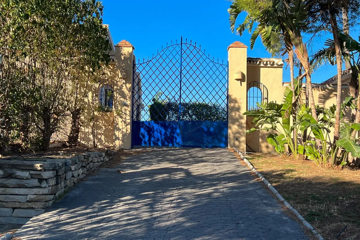 Buy Estepona 4 bedrooms villa