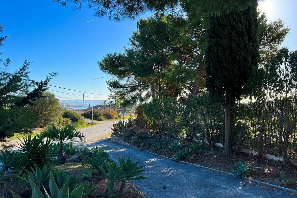 Buy Estepona 4 bedrooms villa