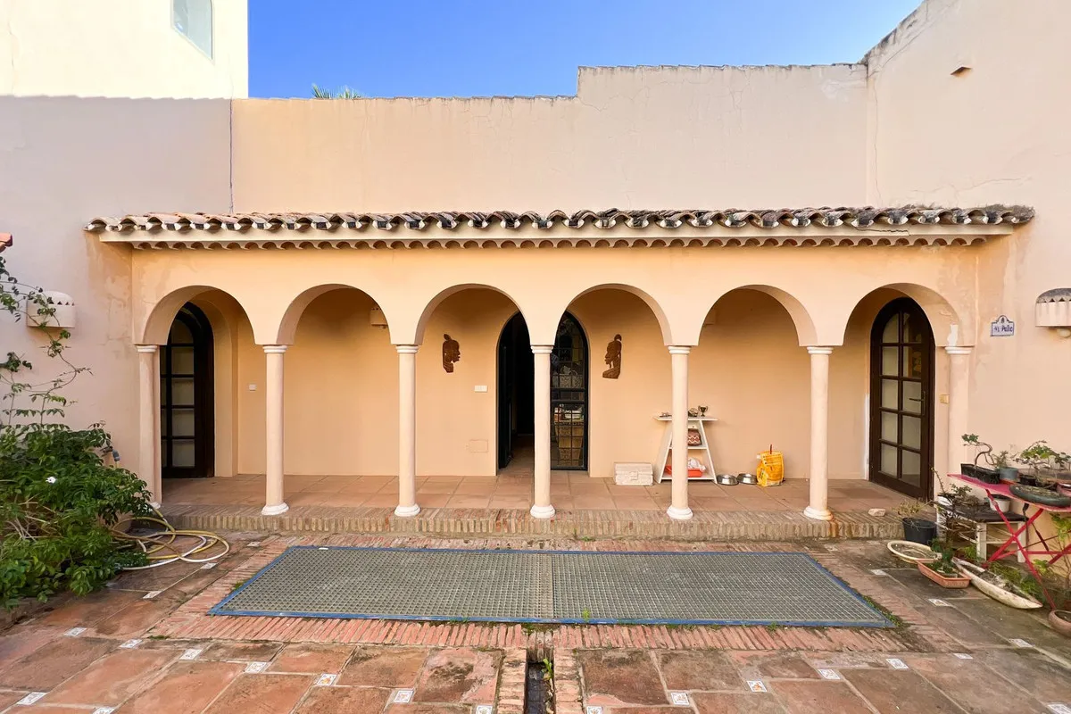 Buy Estepona 4 bedrooms villa