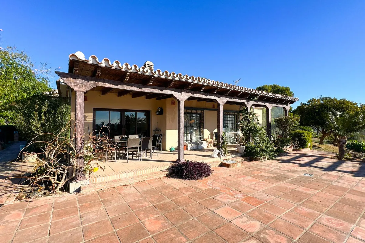 Buy Estepona 4 bedrooms villa